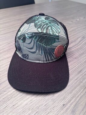 🌟3/$20 - L&P Apparel snapback trucker hat featuring a green tropical leaf print